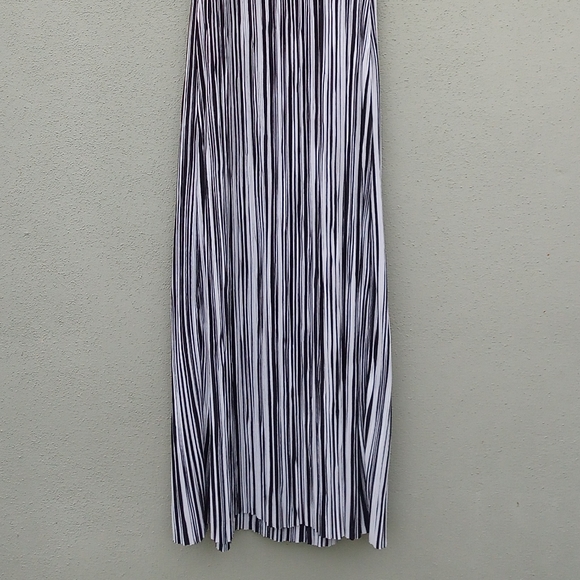 Vince Camuto Black & White Dress in Medium - Picture 8 of 8